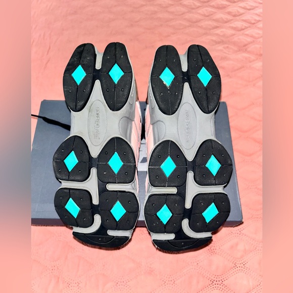 New Balance 9060 Kids size 4.5 EUC - Picture 7 of 8